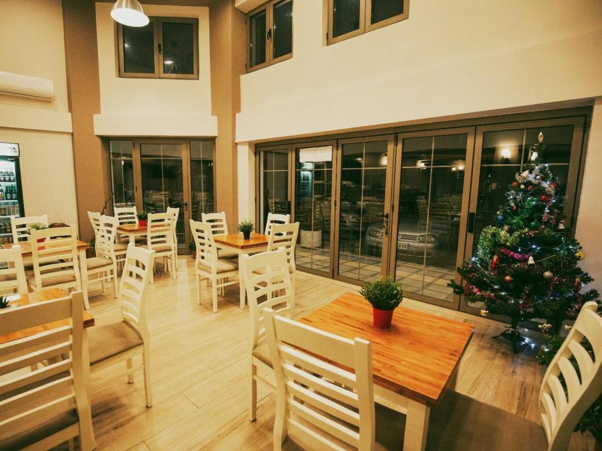 Hotel Romeo Корча Екстериор снимка