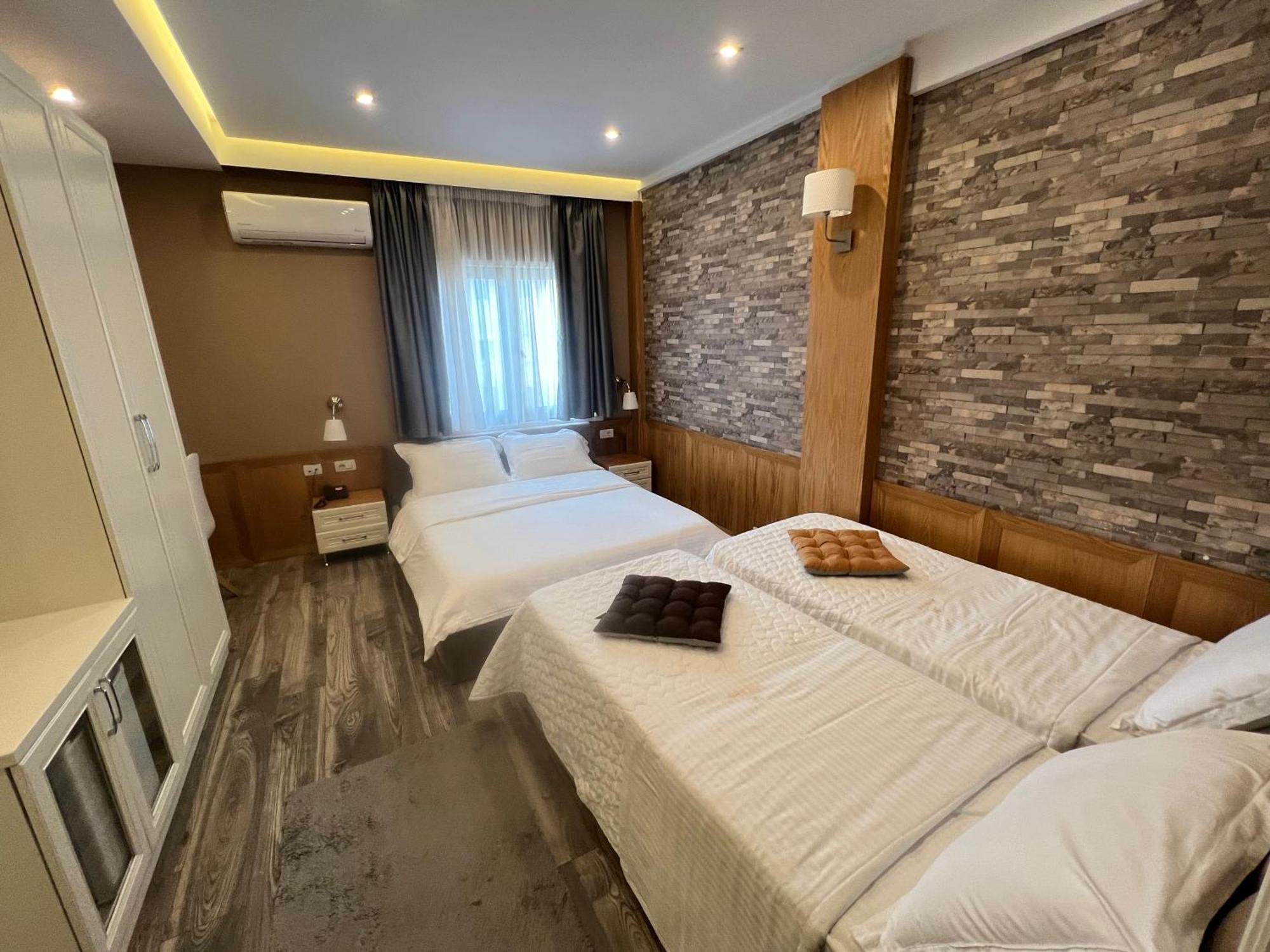 Hotel Romeo Корча Екстериор снимка
