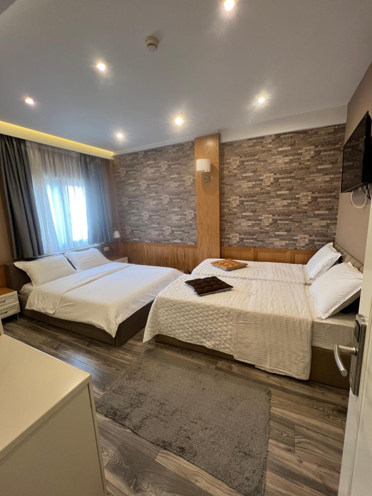 Hotel Romeo Корча Екстериор снимка