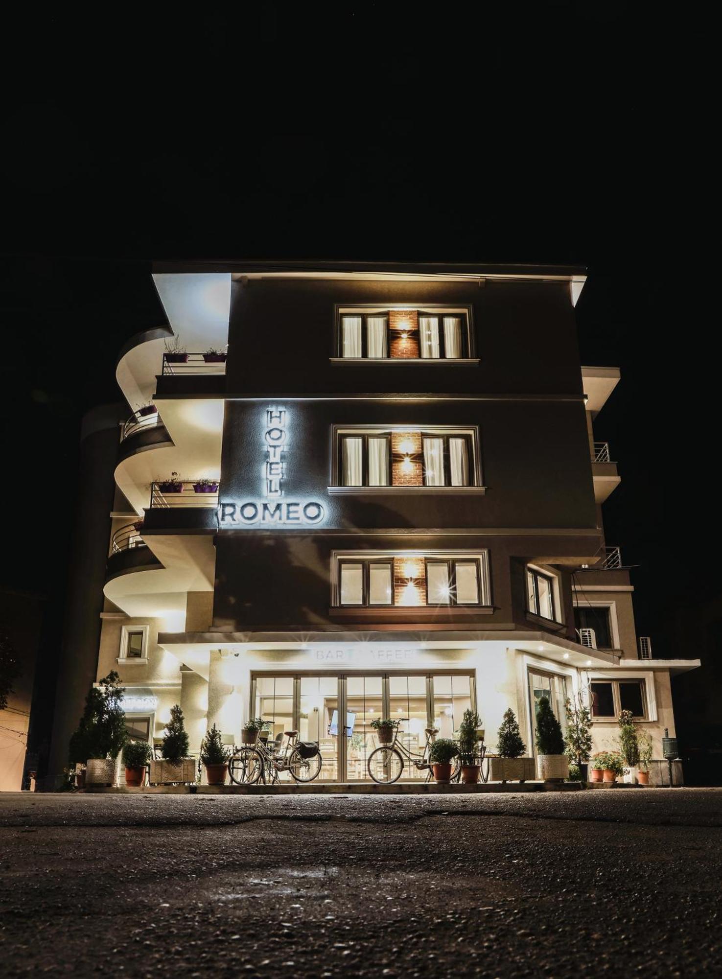 Hotel Romeo Корча Екстериор снимка
